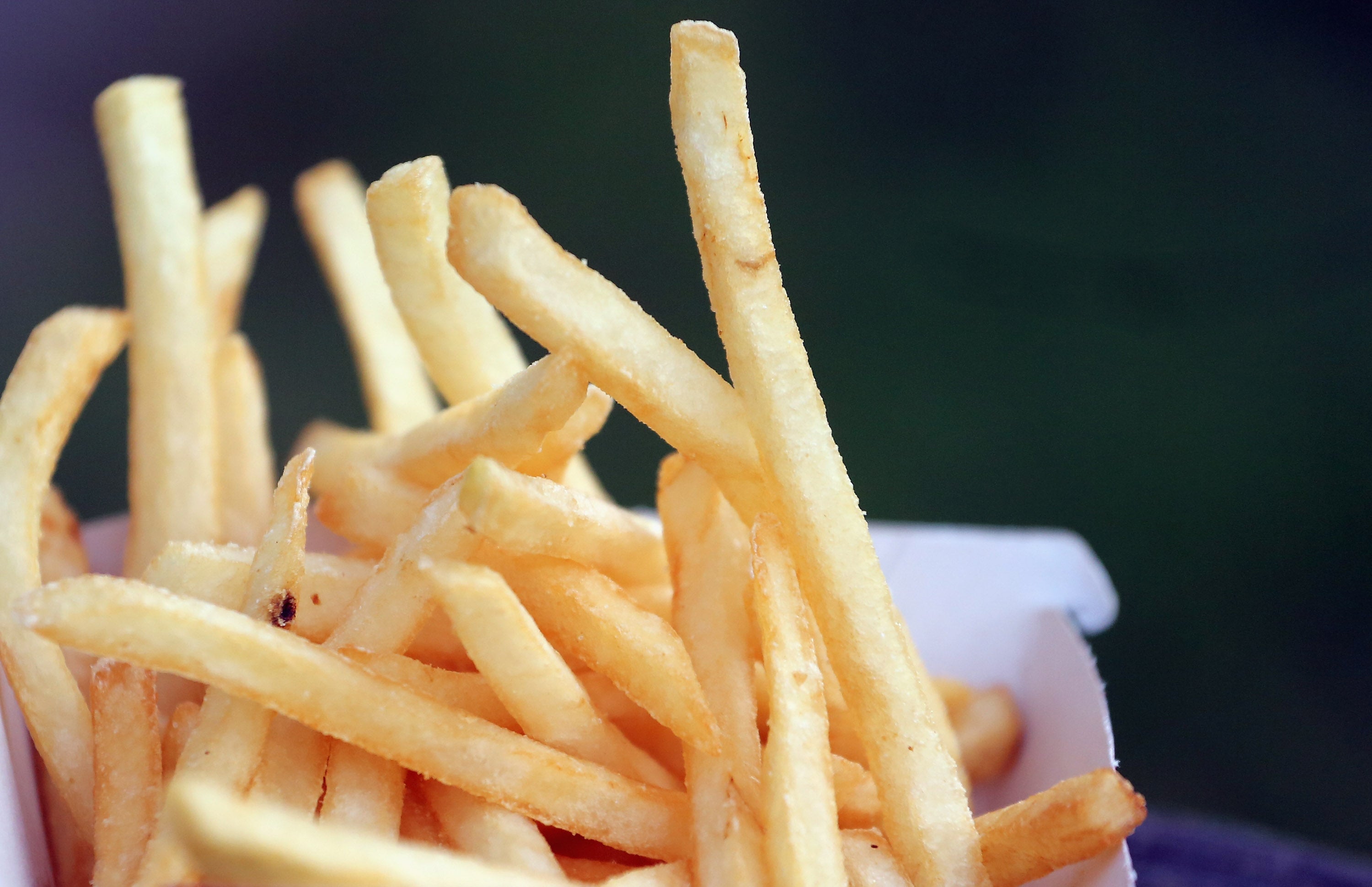 Detenida una mujer por robarle tres patatas fritas a un policía en Maryland Detenida una mujer por robarle tres patatas fritas a un policía en Maryland