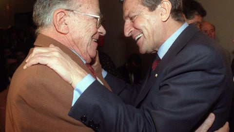 El expresidente del Gobierno Adolfo Su&aacute;rez saludando al hist&oacute;rico dirigente comunista Santiago Carrillo