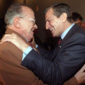 El expresidente del Gobierno Adolfo Suárez saludando al histórico dirigente comunista Santiago Carrillo