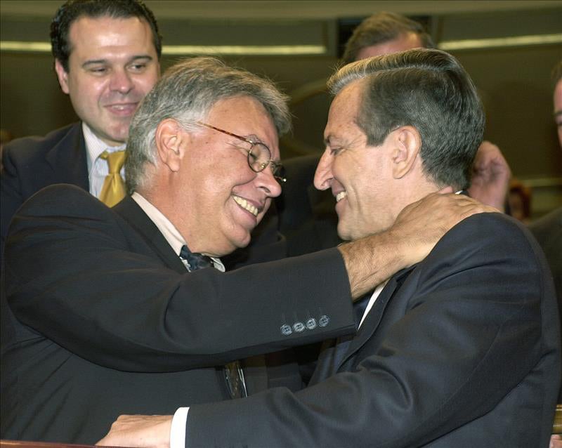 Felipe González afirma que "el paso de una dictadura a una democracia" se debe a Suárez Felipe González afirma que "el paso de una dictadura a una democracia" se debe a Suárez