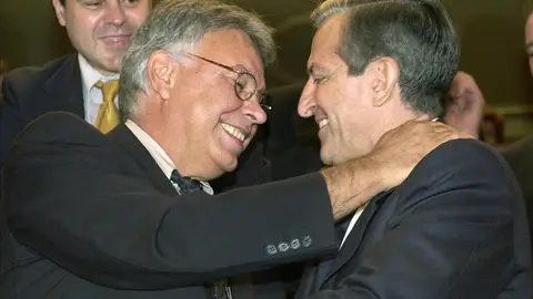 Felipe González abraza a Adolfo Suárez Felipe González abraza a Adolfo Suárez