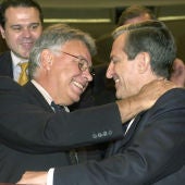 Felipe González abraza a Adolfo Suárez