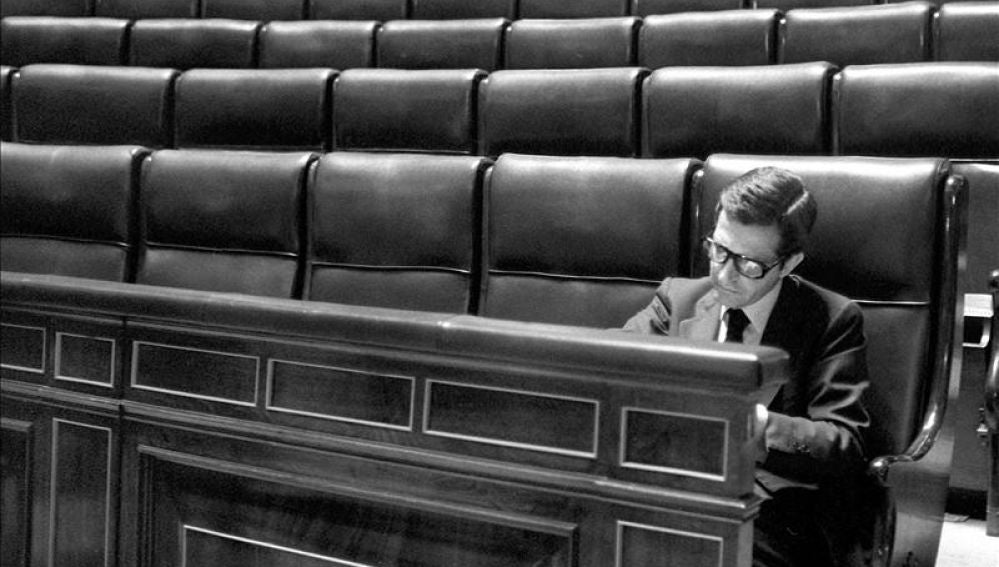 Adolfo Suárez solo en el Congreso de los Diputados
