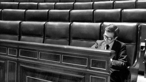 Adolfo Su&aacute;rez solo en el Congreso de los Diputados