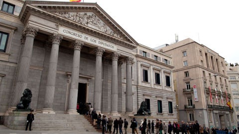 Ciudadanos hacen cola para despedir a Adolfo Su&aacute;rez