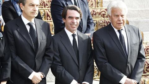 Los expresidentes del Gobierno esperan la llegada del f&eacute;retro de Adolfo Su&aacute;rez