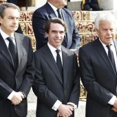 Los expresidentes del Gobierno esperan la llegada del féretro de Adolfo Suárez