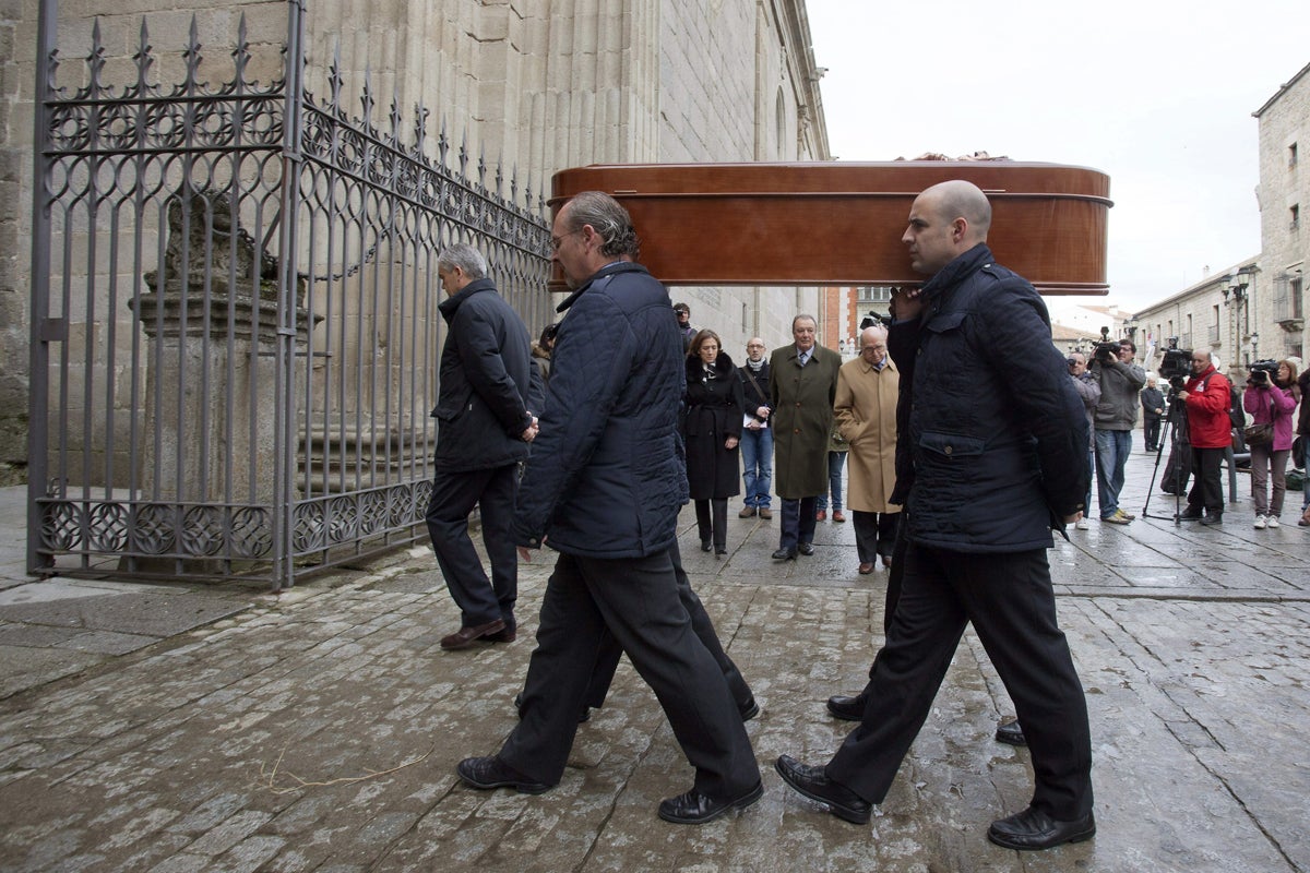 Los restos mortales de Amparo Illana esperan en la catedral de Ávila al féretro de Adolfo Suárez Los restos mortales de Amparo Illana esperan en la catedral de Ávila al féretro de Adolfo Suárez