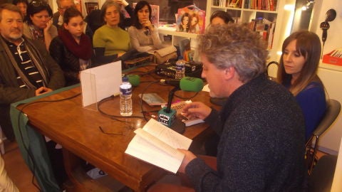 Manuel Rivas leyendo un extracto de su &uacute;ltima novela "Vicente Ferrer.Rumbo a las estrellas con dificultades"