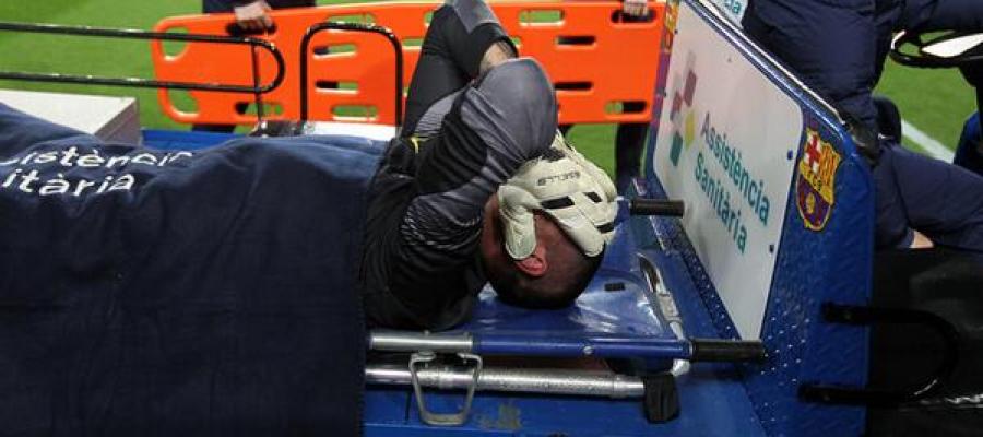 Víctor Valdés se retira lesionado Víctor Valdés se retira lesionado