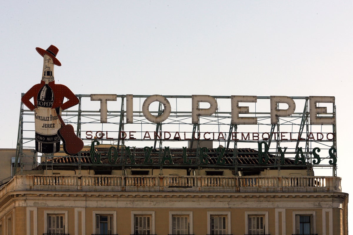 Un bombero y agentes evitan que un hombre se arroje desde el cartel Tío Pepe Un bombero y agentes evitan que un hombre se arroje desde el cartel Tío Pepe