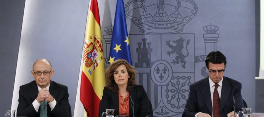 Montoro, Saénz de Santamaría y Soria tras un consejo de ministros Montoro, Saénz de Santamaría y Soria tras un consejo de ministros