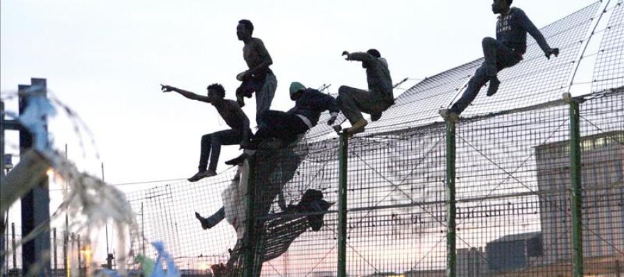 Decenas de inmigrantes saltan la valla de Melilla Decenas de inmigrantes saltan la valla de Melilla