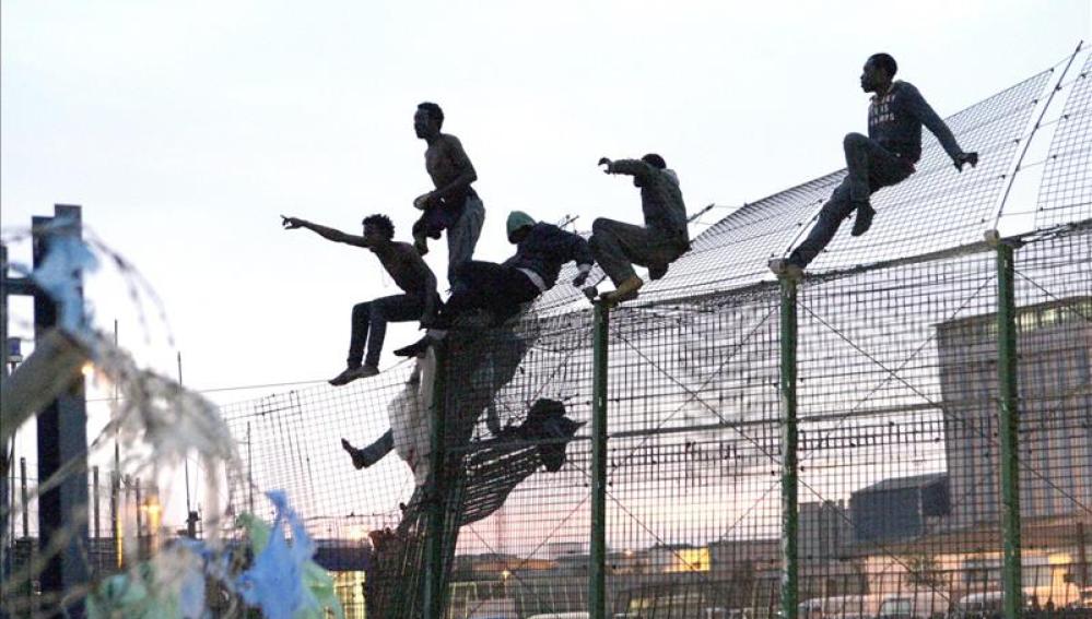 Decenas de inmigrantes saltan la valla de Melilla