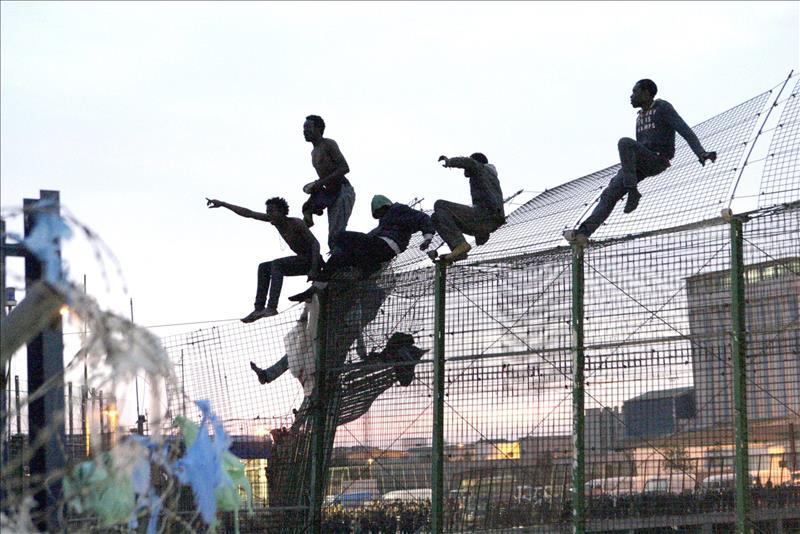 Una treintena de inmigrantes saltan la valla fronteriza de Melilla Una treintena de inmigrantes saltan la valla fronteriza de Melilla