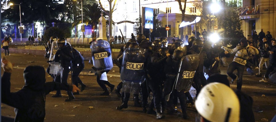 Un joven lanza un objeto a diversos agentes de la policía antidisturbio al término del 22M Un joven lanza un objeto a diversos agentes de la policía antidisturbio al término del 22M