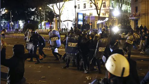 Un joven lanza un objeto a diversos agentes de la policía antidisturbio al término del 22M Un joven lanza un objeto a diversos agentes de la policía antidisturbio al término del 22M