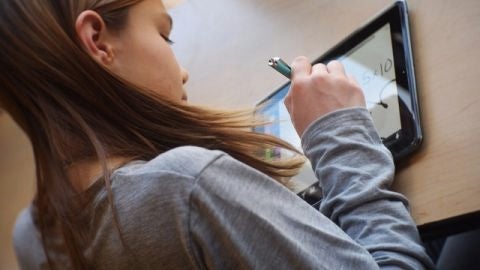 Una ni&ntilde;a utiliza una tableta