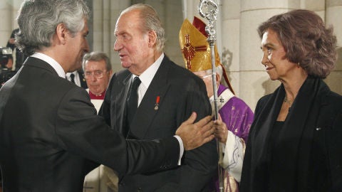 El hijo de Su&aacute;rez saluda a los Reyes