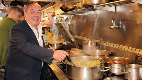 Fernando del Collado haciendo una paella Fernando del Collado haciendo una paella