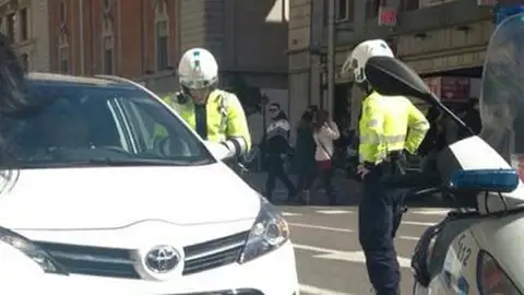 Coche detenido en Gran Vía Coche detenido en Gran Vía