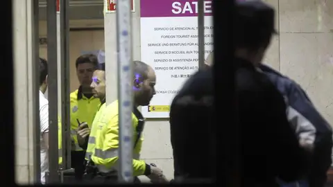 Agentes de movilidad que han acudido a tramitar la denuncia contra la expresidenta de Madrid Aguirre. Agentes de movilidad que han acudido a tramitar la denuncia contra la expresidenta de Madrid Aguirre.