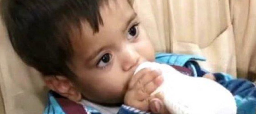 Mohammad Musa, de sólo nueve meses de edad, llegó a la audiencia judicial con su biberón Mohammad Musa, de sólo nueve meses de edad, llegó a la audiencia judicial con su biberón