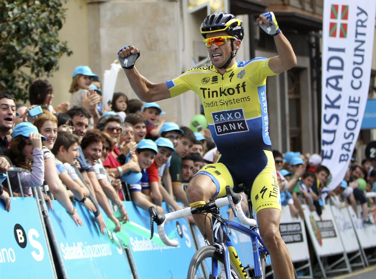 Contador se viste de rosa en el alto de Abetone en la victoria de Jan Polanc Contador se viste de rosa en el alto de Abetone en la victoria de Jan Polanc