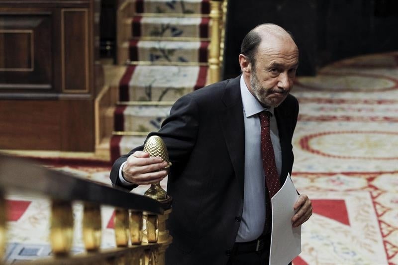 Rubalcaba: "No se pregunta a unos pocos sobre algo que afecta a todo el mundo" Rubalcaba: "No se pregunta a unos pocos sobre algo que afecta a todo el mundo"