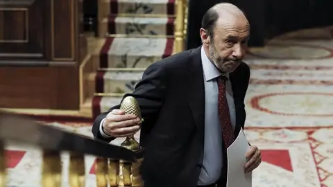 Rubalcaba sube a la tribuna del Congreso de los Diputados. Rubalcaba sube a la tribuna del Congreso de los Diputados.