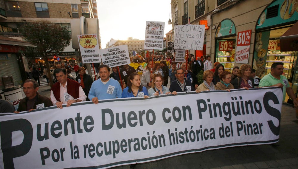 Manifestación a favor de la continuidad de Pingüinos en el Pinar de Puente Duero