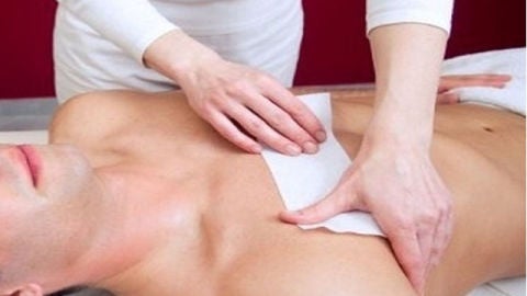 Un hombre se somete a una depilaci&oacute;n con cera