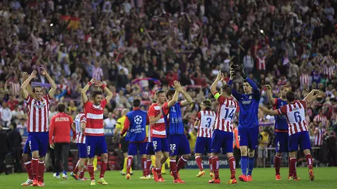 Afición y jugadores se hermanan tras el pase a semifinales con Luis Aragonés en el recuerdo Afición y jugadores se hermanan tras el pase a semifinales con Luis Aragonés en el recuerdo