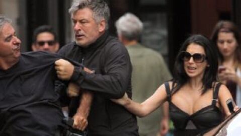 Alec Baldwin se enfada con los paparazzi