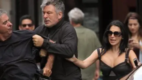 Alec Baldwin se enfada con los paparazzi Alec Baldwin se enfada con los paparazzi