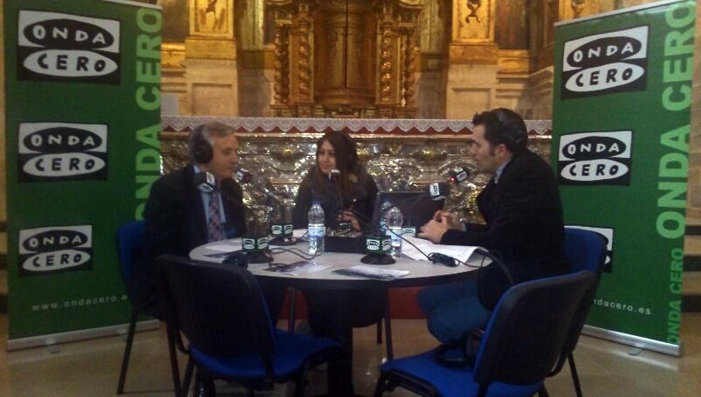 El alcalde de la localidad, Artemio Domínguez entrevistado por Clara Saavedra y Luis Amo