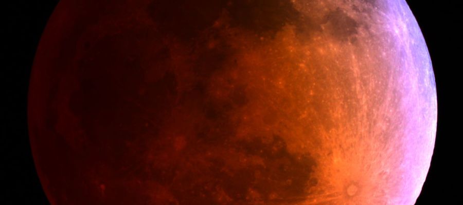 La Luna roja tras el eclipse La Luna roja tras el eclipse