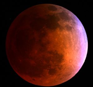 La Luna roja tras el eclipse La Luna roja tras el eclipse