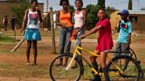 La ONG Qhubeka dona bicis para que los niños puedan ir a la escuela La ONG Qhubeka dona bicis para que los niños puedan ir a la escuela