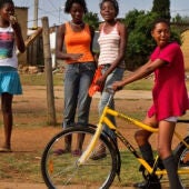 La ONG Qhubeka dona bicis para que los niños puedan ir a la escuela