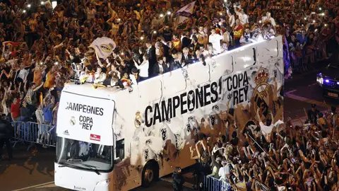 Los aficionados reciben al Real Madrid en Cibeles Los aficionados reciben al Real Madrid en Cibeles