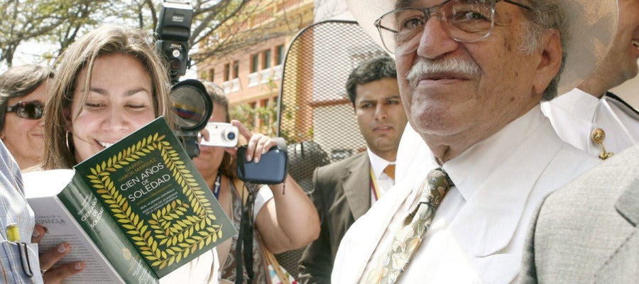 Gabriel García Márquez firma un ejemplar de "Cien años de soledad" Gabriel García Márquez firma un ejemplar de "Cien años de soledad"