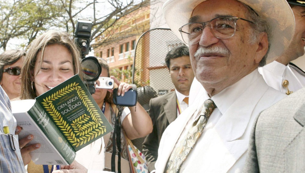 Gabriel García Márquez firma un ejemplar de "Cien años de soledad"
