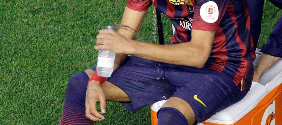 Neymar bebe agua tras la final de Copa Neymar bebe agua tras la final de Copa