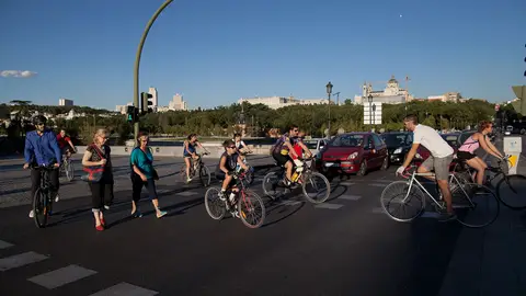 Ciclistas cruzan un paso de peatones en Madrid Ciclistas cruzan un paso de peatones en Madrid