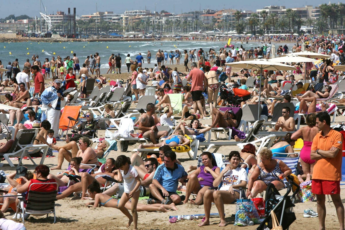 El niño que se lanzó a los pechos de una señora en la playa El niño que se lanzó a los pechos de una señora en la playa