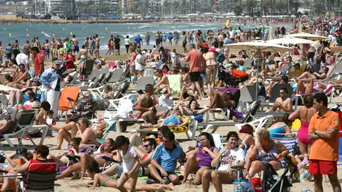 Los turistas en la playa de Salou Los turistas en la playa de Salou