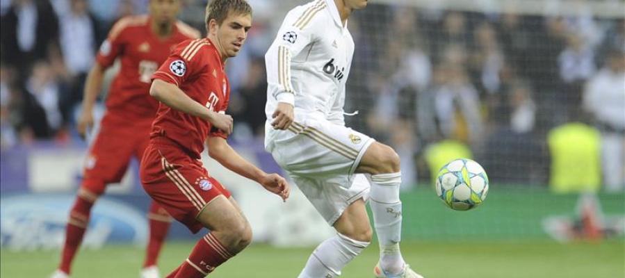 Cristiano Ronaldo y Lahm durante un duelo Cristiano Ronaldo y Lahm durante un duelo