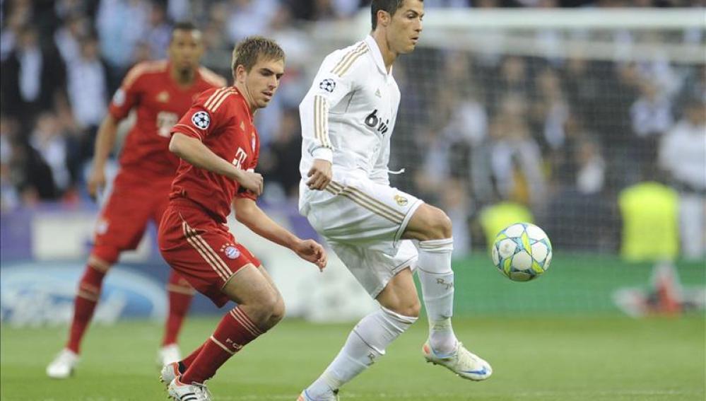 Cristiano Ronaldo y Lahm durante un duelo