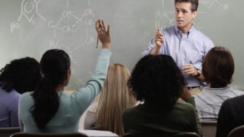 Profesor dando clase